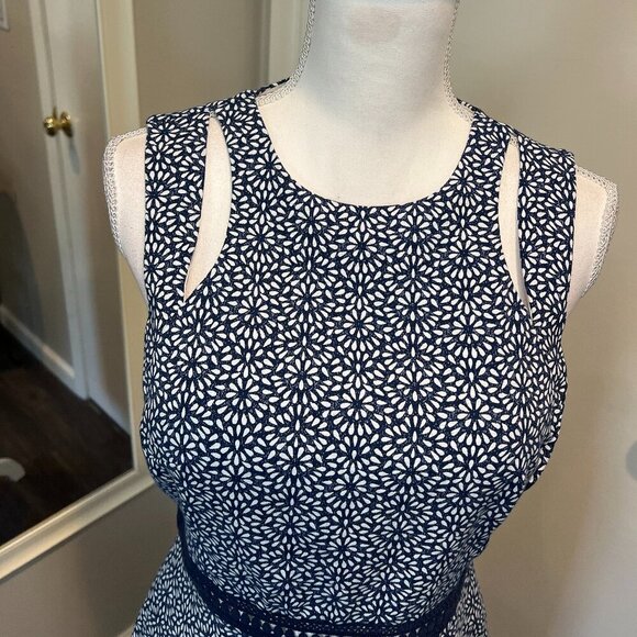 Maggy London Denim Flower Power Novelty Cut Out Sheath Dress, Size 6 - Picture 4 of 16